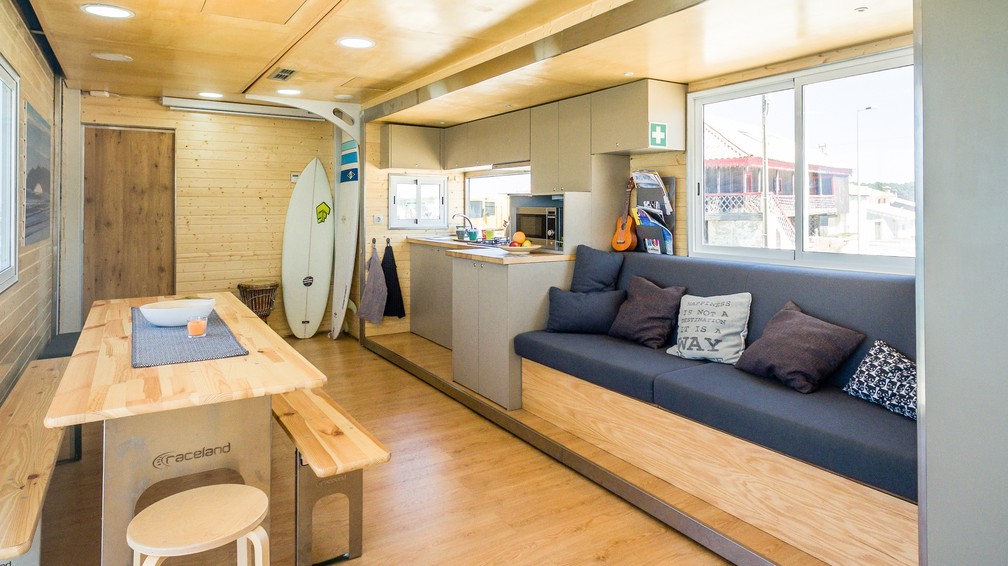 A sala de estar e a cozinha estão localizadas no primeiro andar do caminhão. (Foto: Divulgação Surf Truck Hotel)