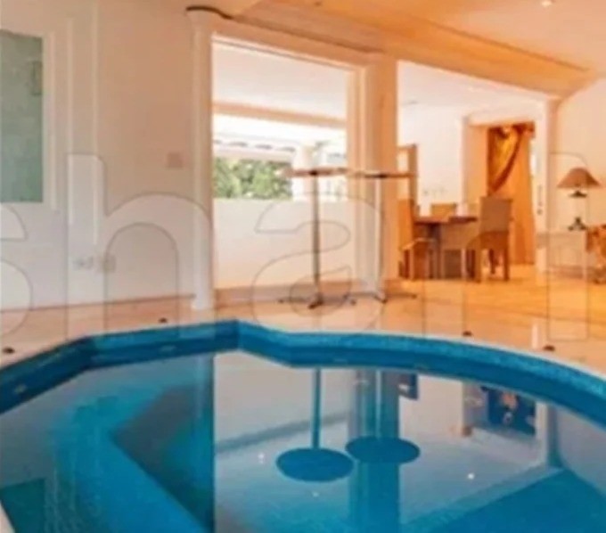 A casa possui uma piscina interna (Foto: Divulgação / Shark Imóveis)