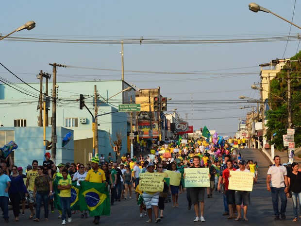 Manifestantes em passeata pela avenida Sete de Setembro em Porto Velho  (Foto: Ísis Capistrano/ G1)