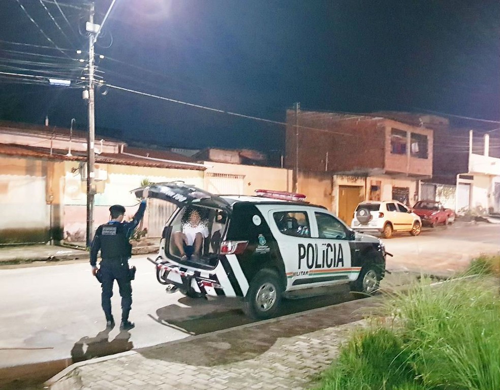 O suspeito de 21 anos foi levado para o  32Âº Distrito Policial, delegacia do bairro Bom Jardim. â€” Foto: Rafaela Duarte/Sistema Verdes Mares 