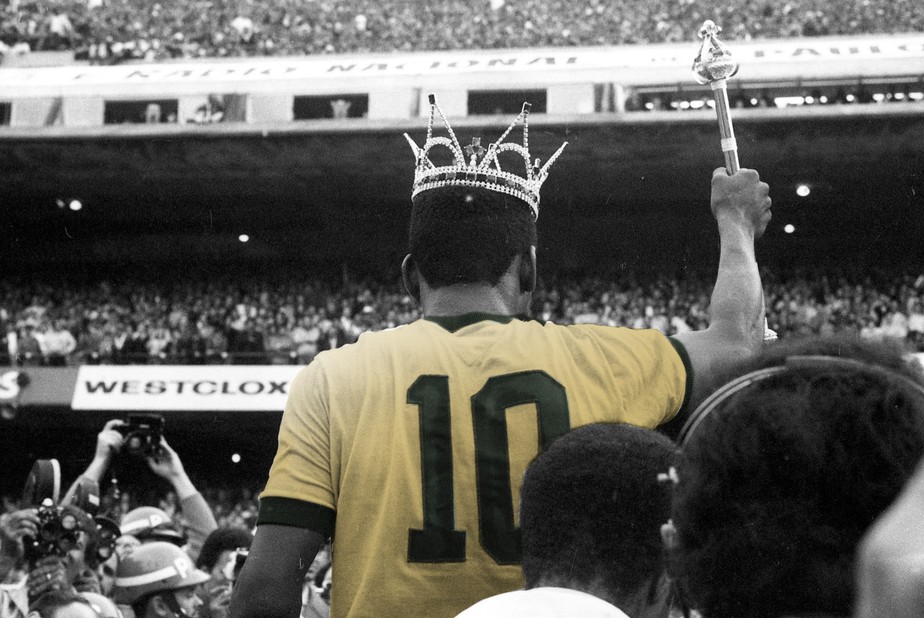 Pelé é coroado como rei em amistoso do Brasil contra a Áustria em sua despedida da seleção