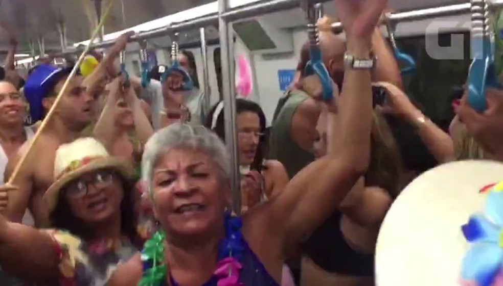 Passageiros cantam samba da Mocidade no metrô (Foto: Reprodução/Fábio Fabato/Arquivo pessoal)