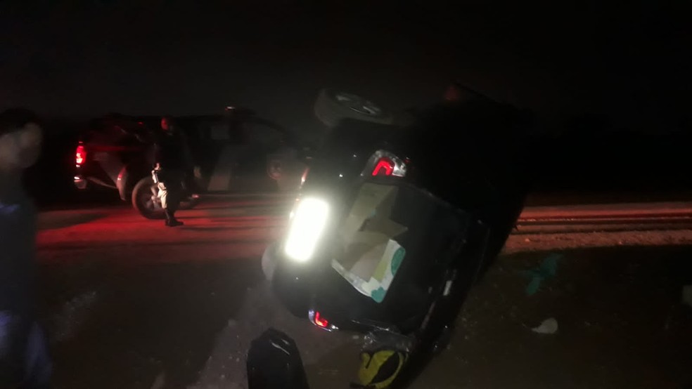 Mulher é presa após capotamento de carro roubado na zona Sul de Teresina  — Foto: Polícia Militar