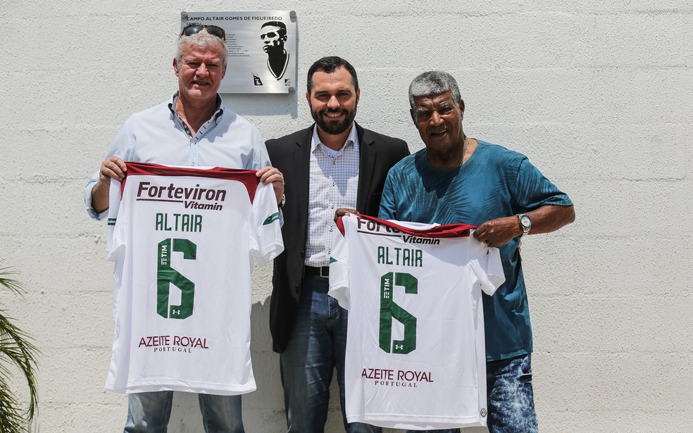 Mário Bittencourt com Peri e Jair Marinho em homenagem a Altair — Foto: Lucas Merçon / Fluminense