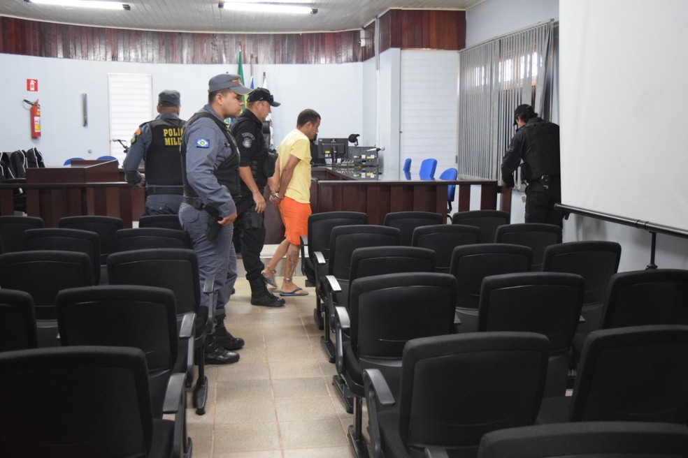 José Bonfim Alves Santana, de 45 anos, acusado do assassinato, foi escoltado até o fórum de Vila Rica — Foto: Tribunal de Justiça de Mato Grosso/Assessoria