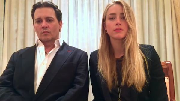 Johnny Depp e Amber Heard no vídeo no qual pedem desculpas (Foto: Reprodução/YouTube)