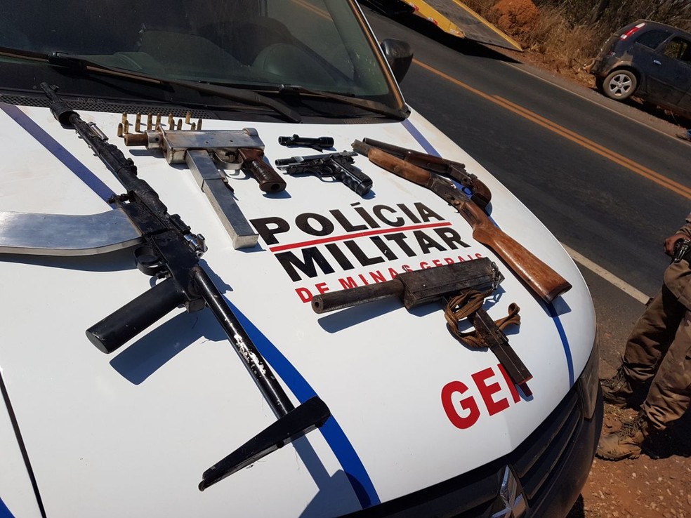 Armas foram apreendidas em carro usado pelos criminosos (Foto: Polícia Militar/Divulgação)