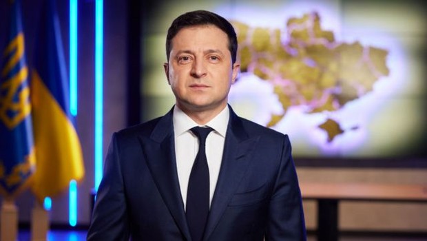 Volodymyr Zelensky discursou na TV tarde da noite no dia 24 de fevereiro, poucas horas antes da invasão (Foto: Getty Images)