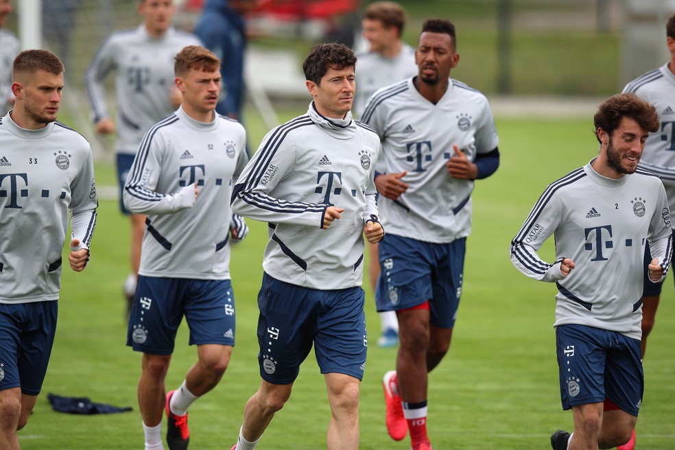 Lewandowski puxa a fila em treino do Bayern — Foto: Getty Images