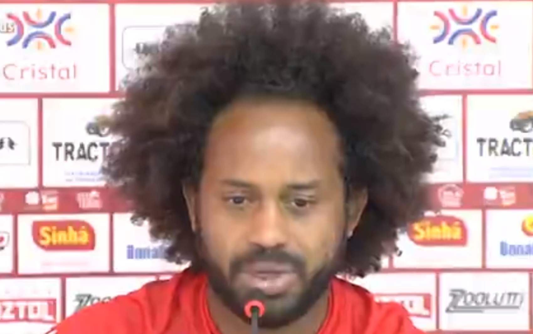 Narrador e comentarista chamam cabelo black power de jogador de ‘pesado’ e ‘imundo’ durante jogo em Goiânia
