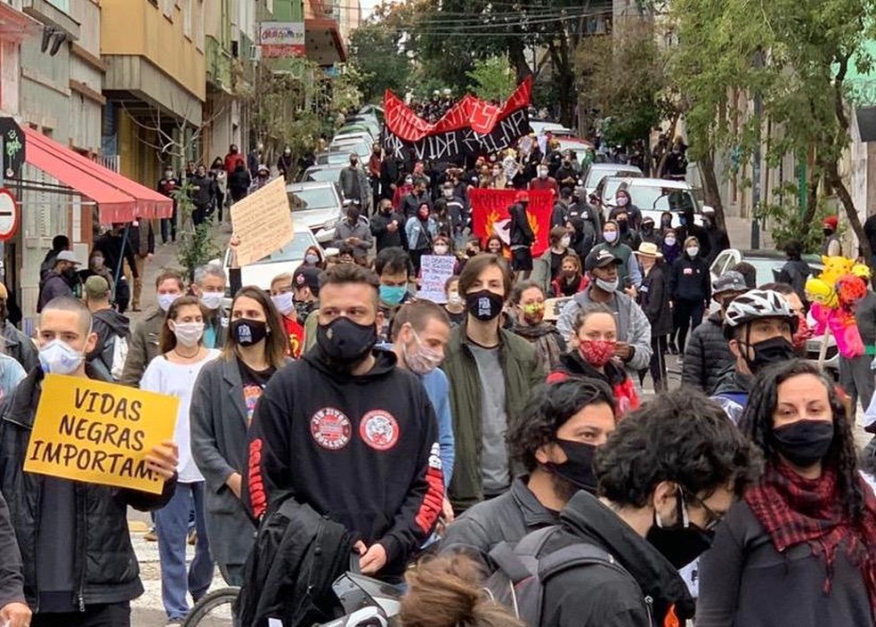 Manifestantes foram às ruas de Porto Alegre protestar contra o racismo — Foto: Cristiano Dalcin/RBS TV