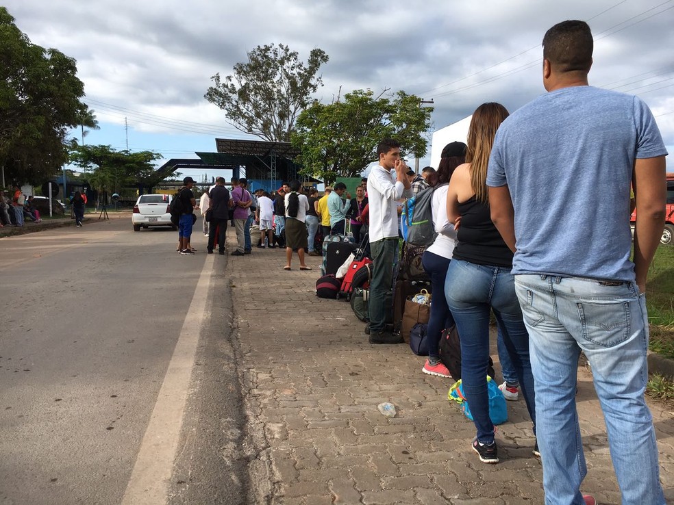 Venezuelanos começam a formar fila para entrada no Brasil, pela cidade de Pacaraima, às 4h da madrugada (Foto: Emily Costa/G1 RR/Arquivo)