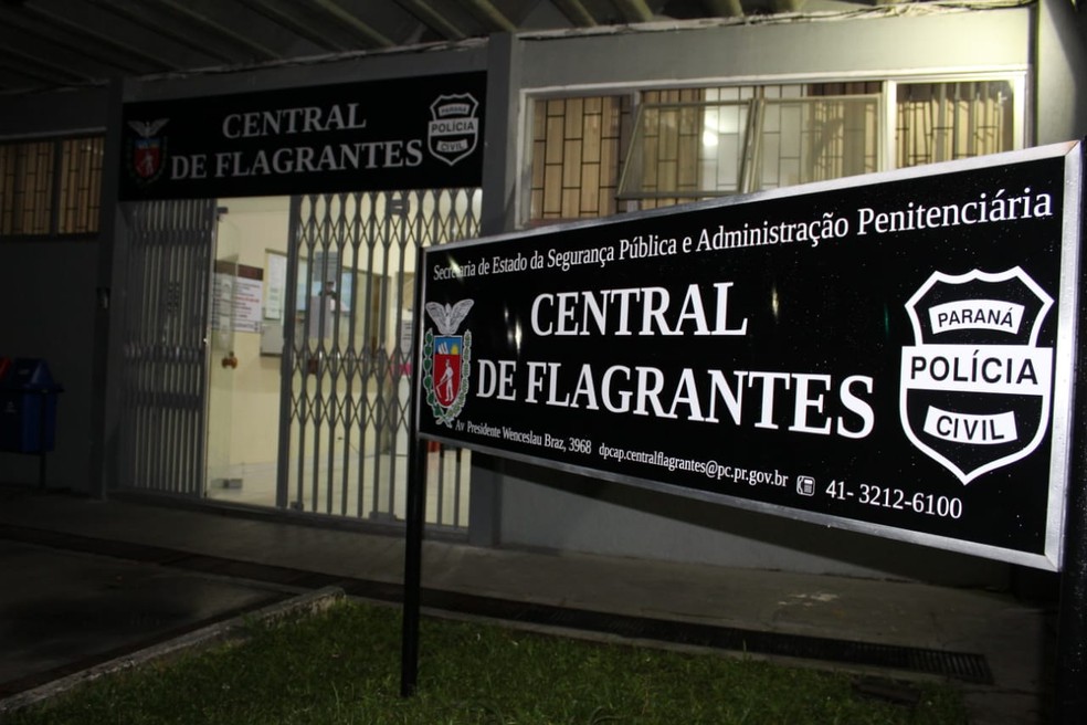 Carga de celulares apreendida foi encaminhada à Central de Flagrantes, no Centro de Curitiba — Foto: Tony Mattoso/RPC