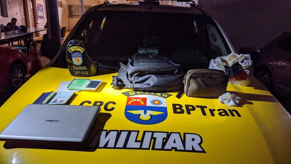 Dentro do veículo recuperado foram encontrados telefone, computador e objetos pessoais — Foto: BPTran