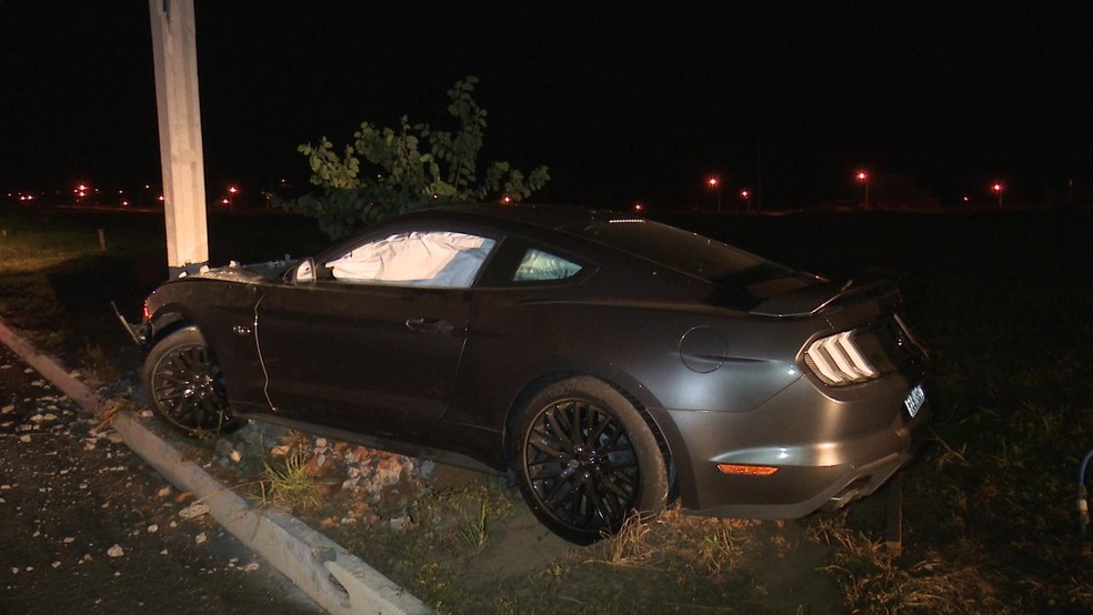 Quatro pessoas estavam no Mustang, carro de luxo esportivo, que atingiu um poste de energia na noite de sábado (8) em Sorriso — Foto: Portal Sorriso