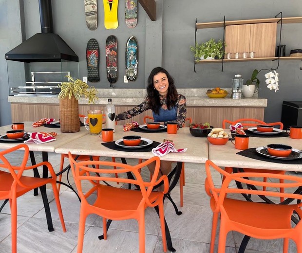 Talita Younan mostra nova área gourmet de sua casa, com toques de laranja e estilo urbano (Foto: Divulgação)