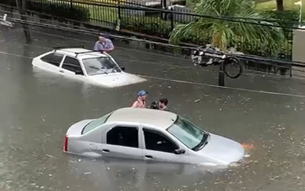 Carros em alagamento na Rua Amélia, na Zona Norte do Recife — Foto: Reprodução/WhatsApp