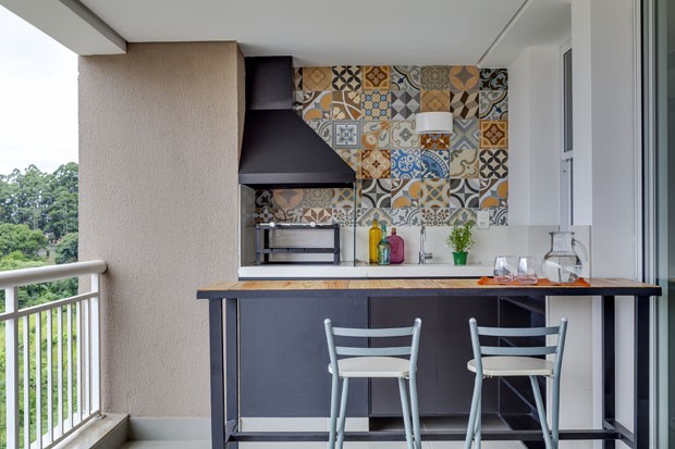 Apartamento de 120 m² com sala cozinha e varandas integradas (Foto: Alessandro Guimaraes / divulgaç)