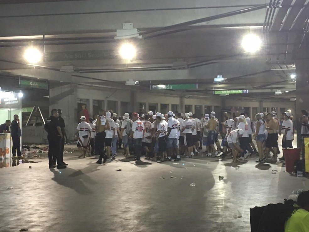 Torcedores do São Paulo deixam o estádio neste domingo — Foto: Emanuelle Ribeiro