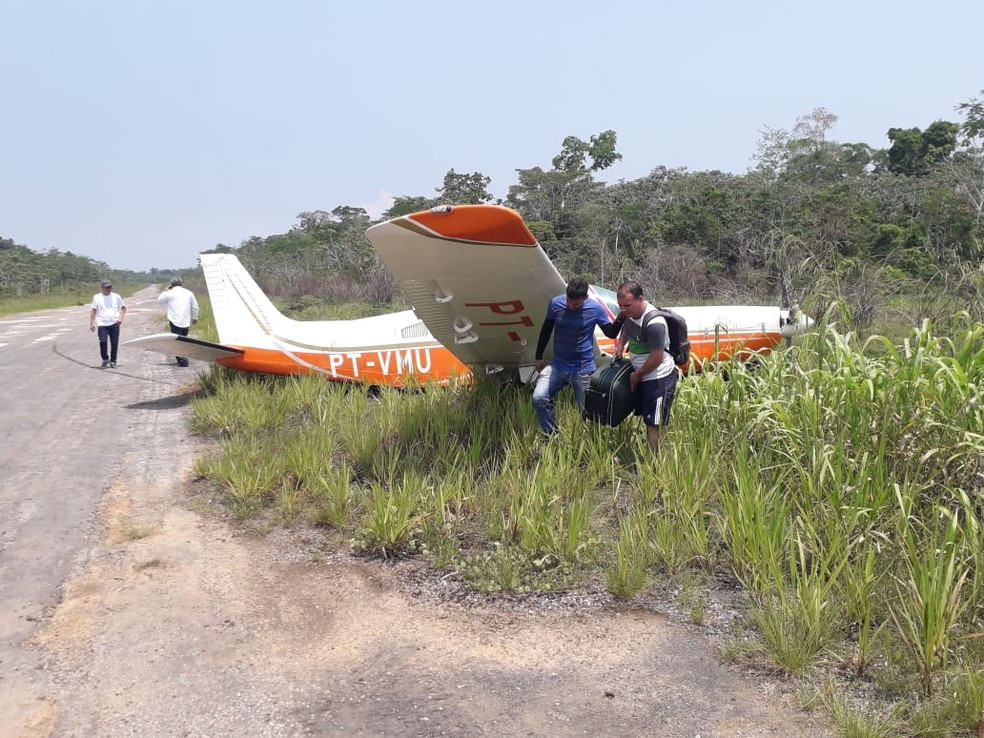 Avião foi parar dentro do capim após perder o trem de pouso — Foto: Cláudio Farias/Arquivo pessoal 