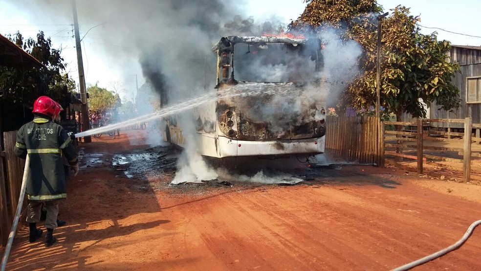 ônibus foram incendiados em retaliação a bloqueio de sinal telefônico em presídios de Rio Branco (Foto: Divulgação/Corpo de Bombeiros)