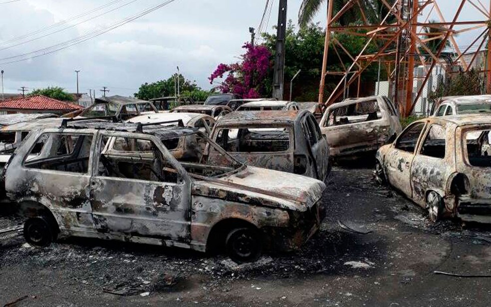 Veículos ficaram destruídos após o incêndio (Foto: Site Simões Filho Online)