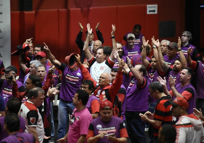 Antes mesmo de a votação terminar, a Chapa Roxa já comemorava — Foto: André Durão / GloboEsporte.com