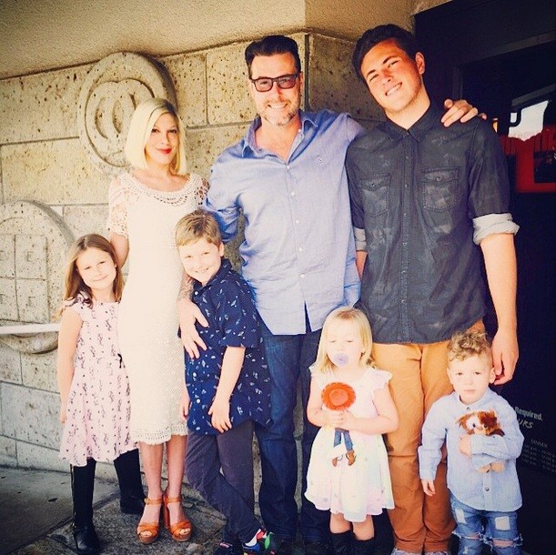 Tori Spelling e a família em frente ao restaurante antes do acidente (Foto: Reprodução Instagram)