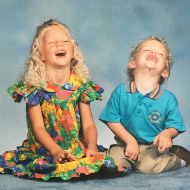 Taylor Swift e o irmão Austin em clique alegre da infância (Foto: Reprodução/ Instagram)
