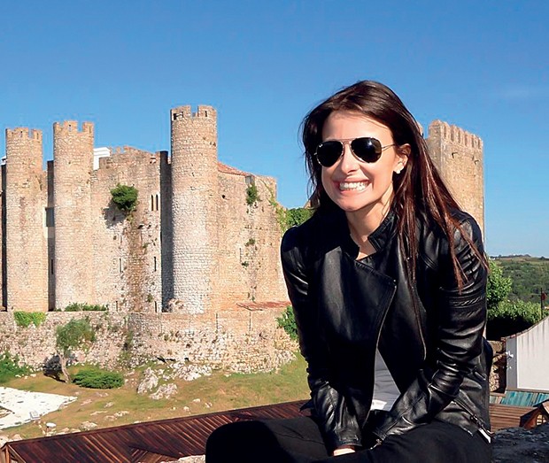  Apaixonada por  viagens, há dois  anos, Bruna foi a  Óbidos, em Portugal  (Foto:  )