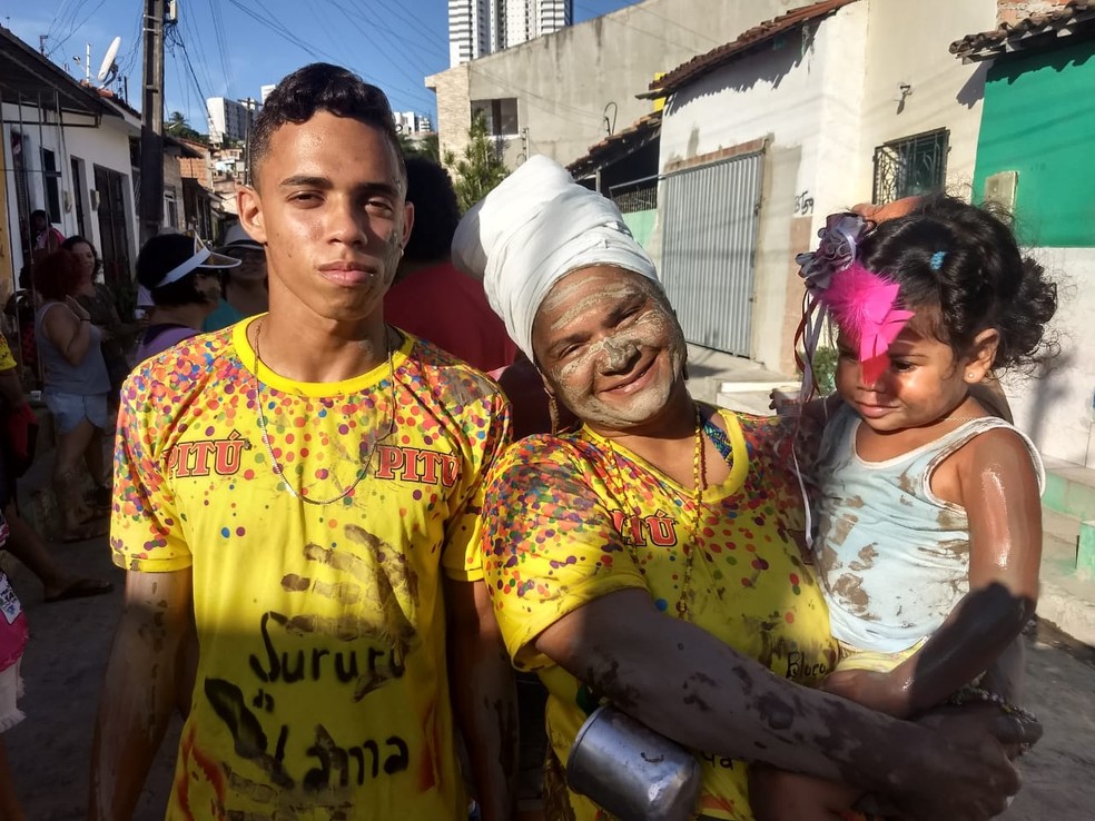 Foliões de todas as idades participam da folia e se melam de lama em Maceió — Foto: Derek Gustavo/G1