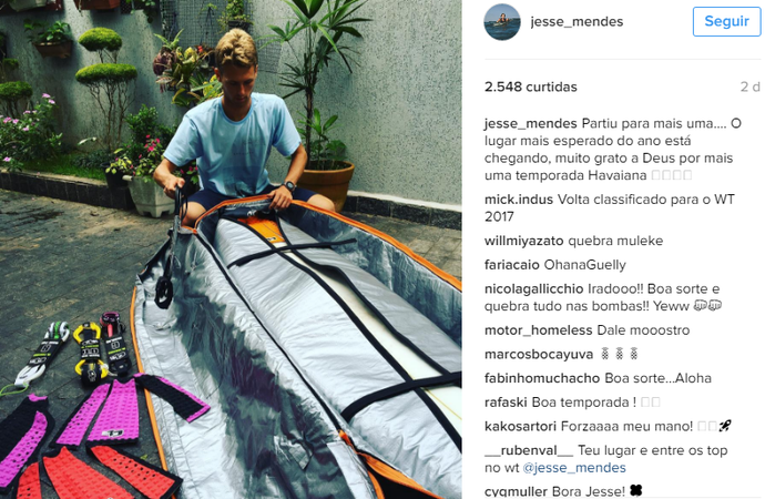 Jesse Mendes embala suas pranchas para a temporada havaiana (Foto: Reprodução Instagram)