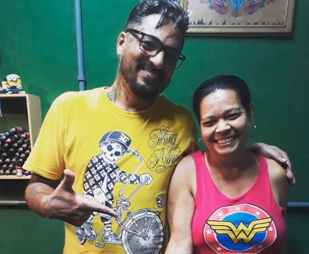 Tatuador e dona de casa postam foto após tatuagem de pênis no braço — Foto: Reprodução Facebook