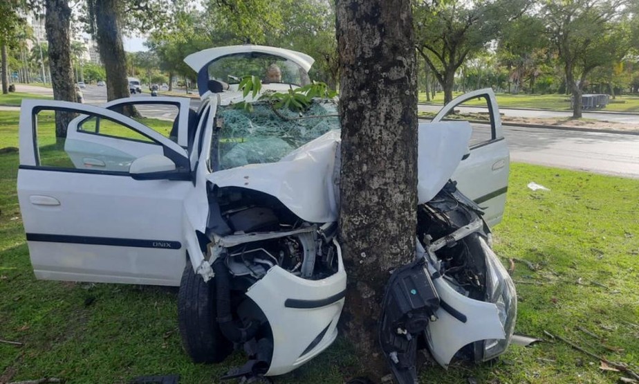Carro colidiu contra uma árvore