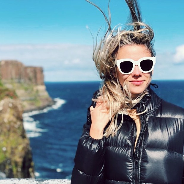 O perfil da Joanna Moura é tudo que você precisa acompanhar se você quer deixar o cabelo grisalho (Foto: Reprodução Instagram @mourajo)