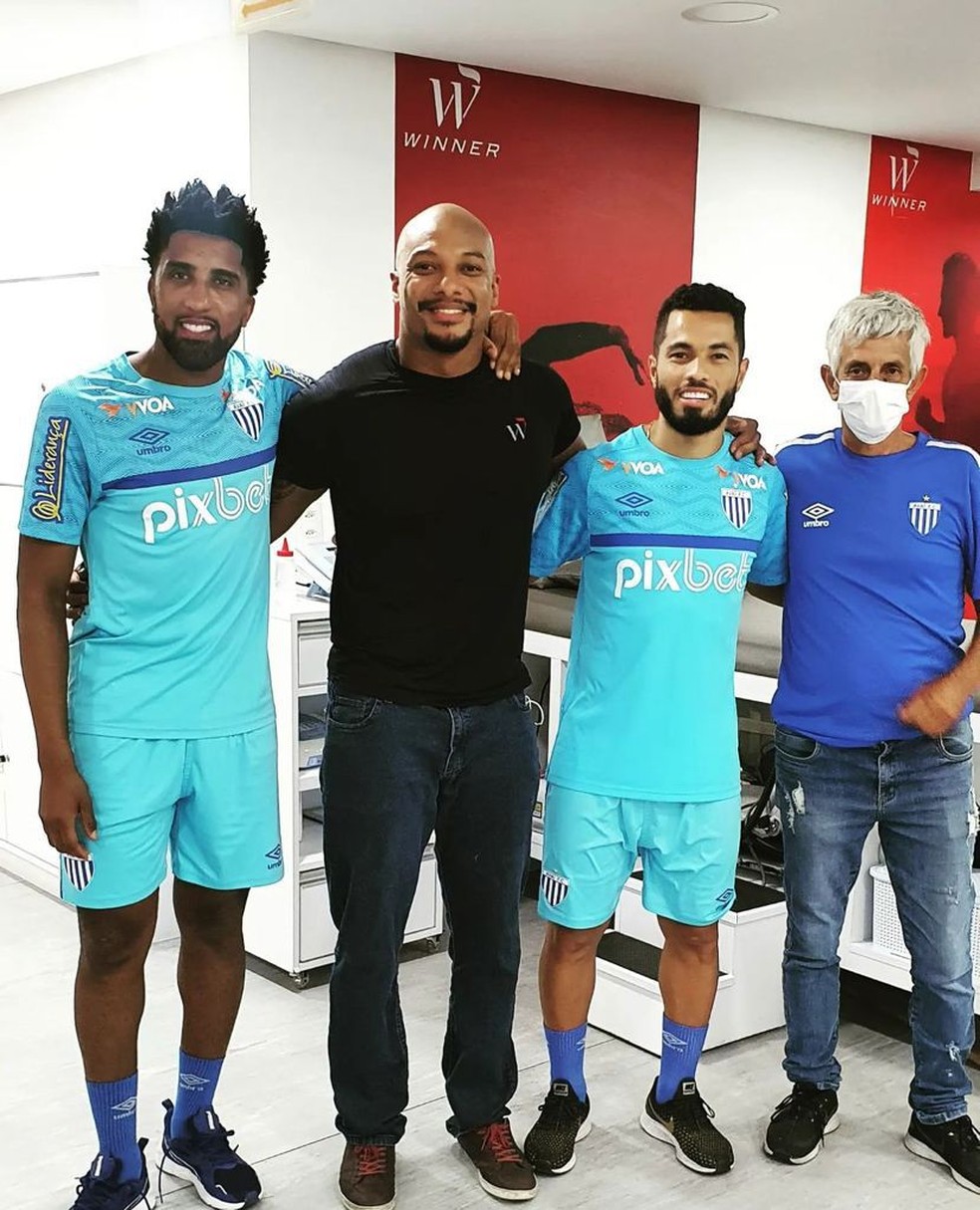 Cortez e Morato posam com uniforme do Ava&Atilde;&shy; &acirc; Foto: Reprodu&Atilde;&sect;&Atilde;&pound;o/Redes sociais