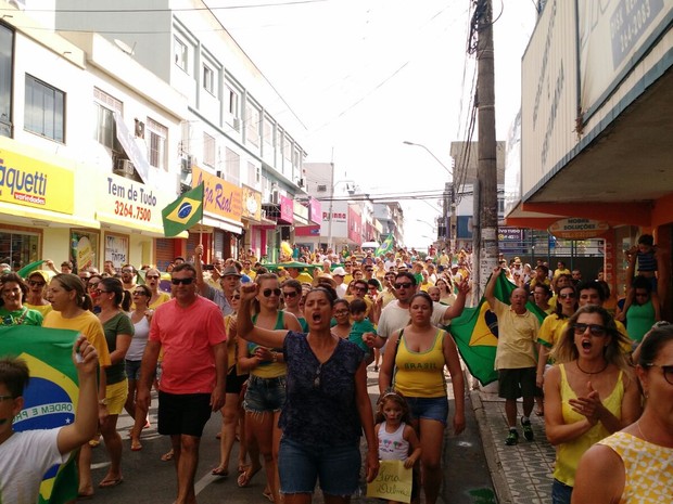 Protesto em Linhares (Foto: Kaio Henrique/TV Gazeta)