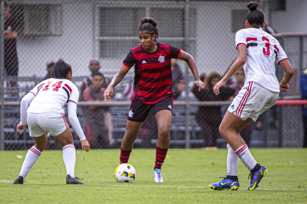 Kaylane, do Flamengo, passa por duas jogadoras do São Paulo na semi do Brasileiro Sub-20 — Foto: Paula Reis/Flamengo 