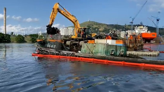 Embarcações abandonadas começam a ser retiradas da Baía de Guanabara, seis meses após navio bater na Ponte Rio-Niterói