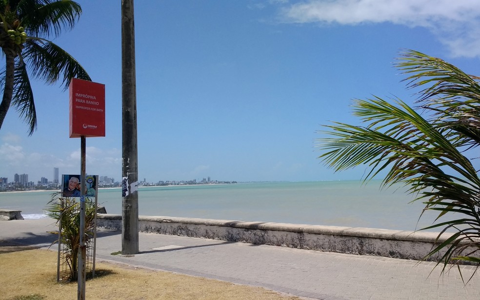 Praia de Manaíra, em João Pessoa, está imprópria para banho (Foto: Krystine Carneiro/G1)
