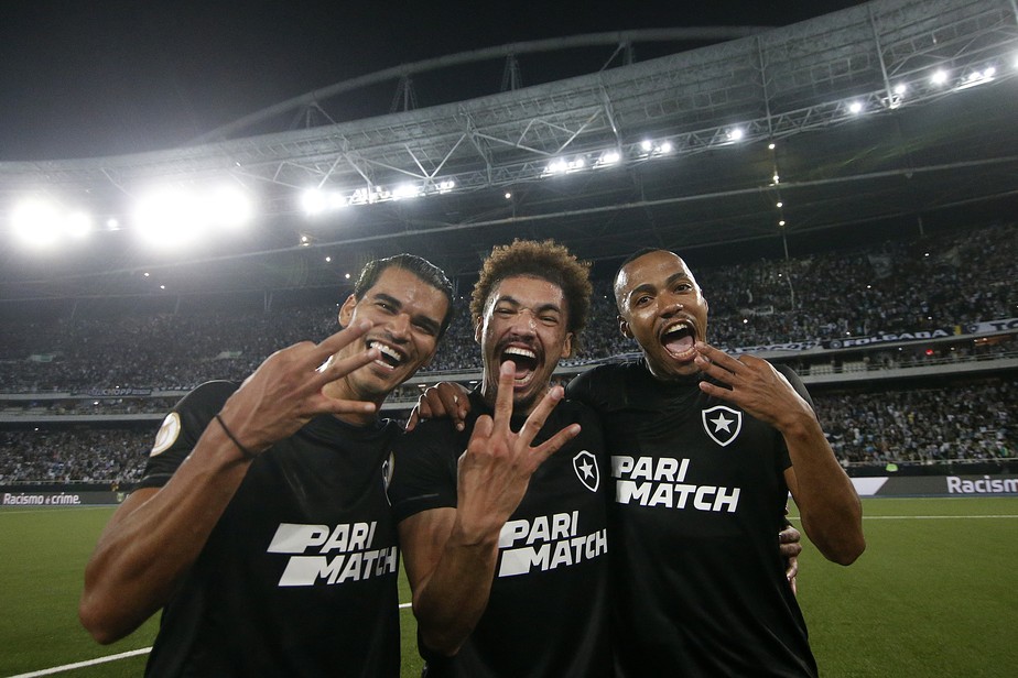 Danilo, Adryelson e Marlon Freitas comemoram a vitória do Botafogo sobre o Bragantino