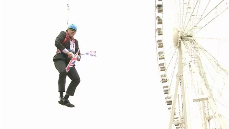 Boris Johnson ficou preso no ar durante um trajeto de tirolesa para promover a Olimpíada de Londres; na época, ele era prefeito da cidade (Foto: PA via BBC News)