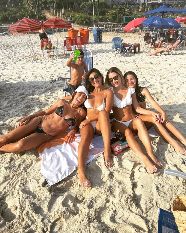 Juliana Paes tem dia de praia com amigas (Foto: Reprodução / Instagram)