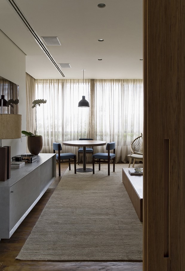 Madeira permeia decoração contemporânea em apartamento de 600 m² (Foto: FOTOS DIVULGAÇÃO )
