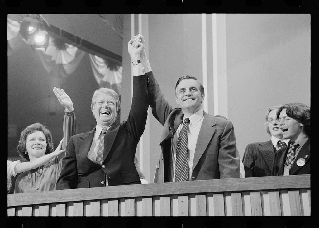 Jimmy Carter (à esquerda) e seu vice-presidente Walter Mondale (à direita) (Foto: Domínio público)