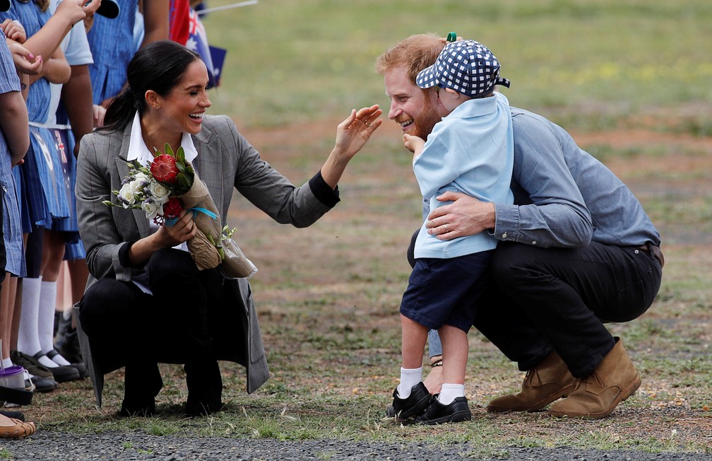 Luke Vincent, de 5 anos,  brinca com a barba do príncipe Harry em Dubbo, na Austrália — Foto: Phil Noble/Reuters