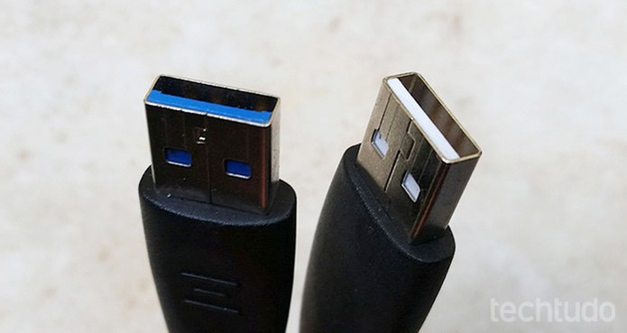 Diferença do USB 3.0, em azul, e 2.0 branco (Foto: Barbara Mannara/TechTudo)