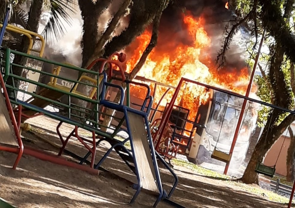 Ônibus pegou fogo por volta das 8h30 em uma pracinha na Avenida Marechal Floriano — Foto: Cristian Sânder Alves Branco Lacerda