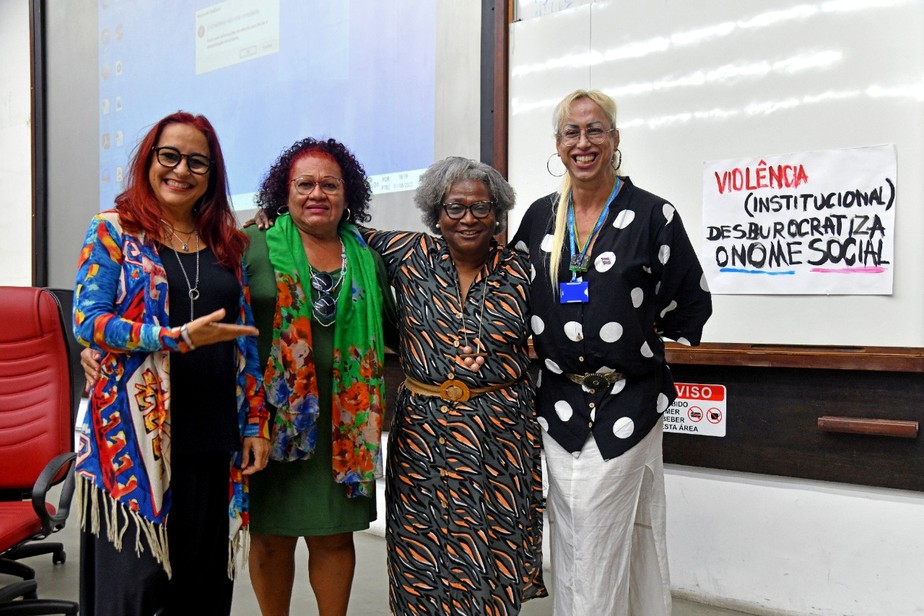 Da esquerda para direita: pró-reitora de Extensão e Cultura, Cláudia Gonçalves, Keila Simpson, pró-reitora de Políticas e Assitência Estudantis, Catia Antonia Silva e Sara York.