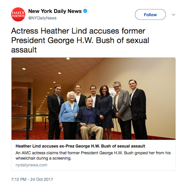 A foto durante a qual a atriz Heather Lind alega ter sido assediada por George H.W. Bush (Foto: Twitter)